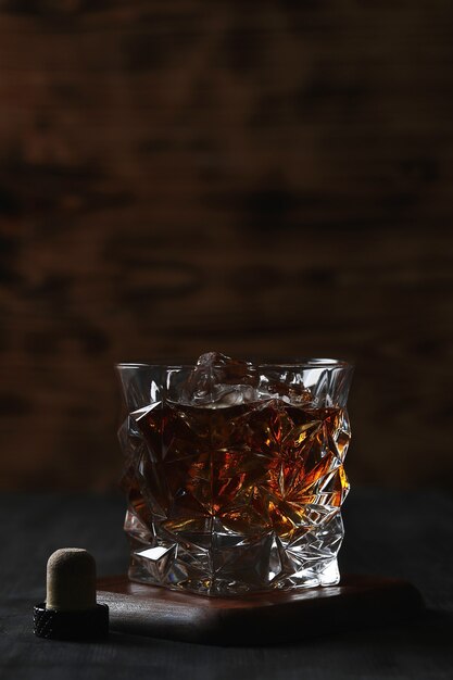 ウイスキーまたはバーボンのグラス、氷のみ