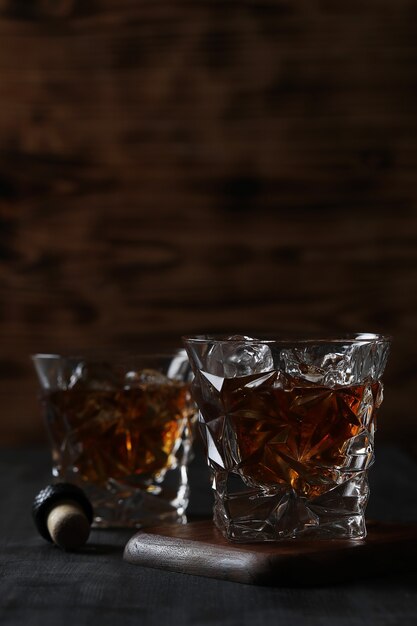 ウイスキーまたはバーボンのグラス、氷のみ