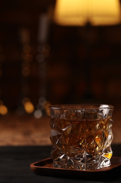 Foto gratuita bicchiere di whisky o bourbon, solo con ghiaccio