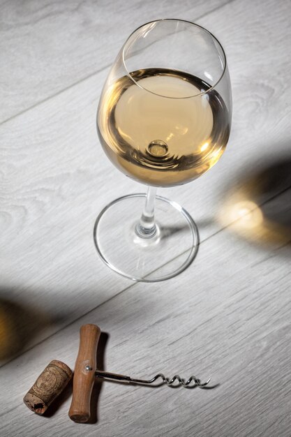나무 테이블 상위 뷰에 화이트 와인 한 잔