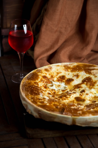 Foto gratuita bicchiere di vino e piatto di formaggi