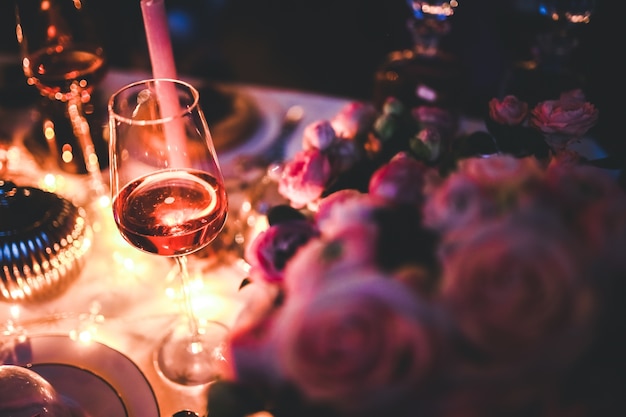 장식 된 테이블에 와인 한 잔