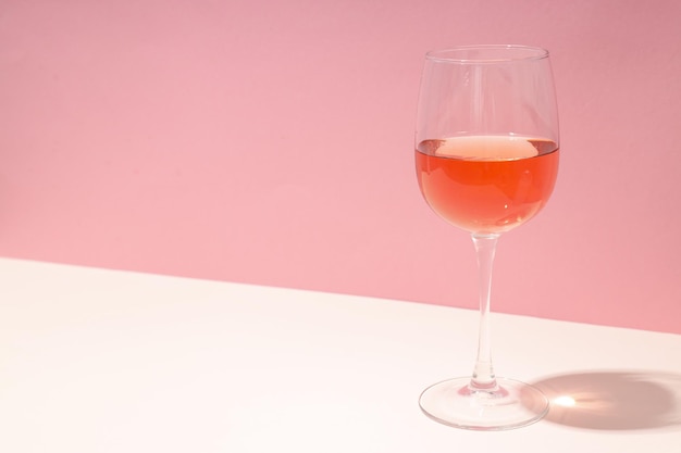 Foto gratuita bicchiere di vino deliziosa bevanda alcolica in vetro