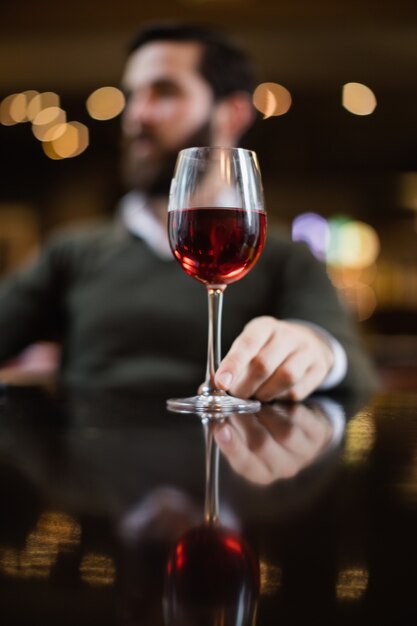 テーブルの上のワインのグラス