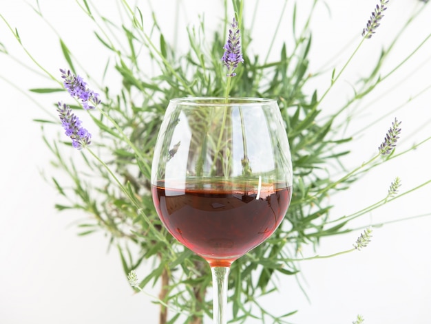 Bicchiere di vino con cespuglio di lavanda.