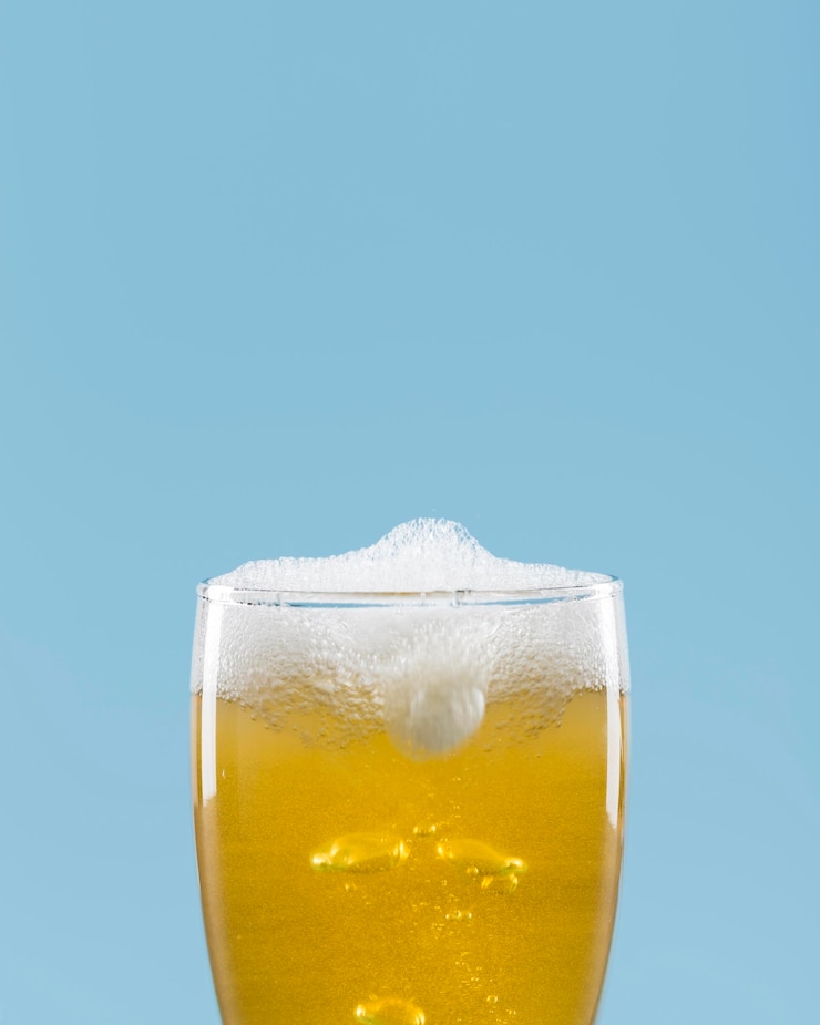 Free Photo glass with beer and foam