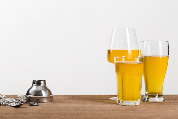 テーブルの上のビールとグラス