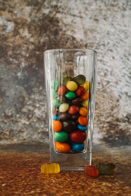Бесплатное фото Стекло с конфетами и мармеладом