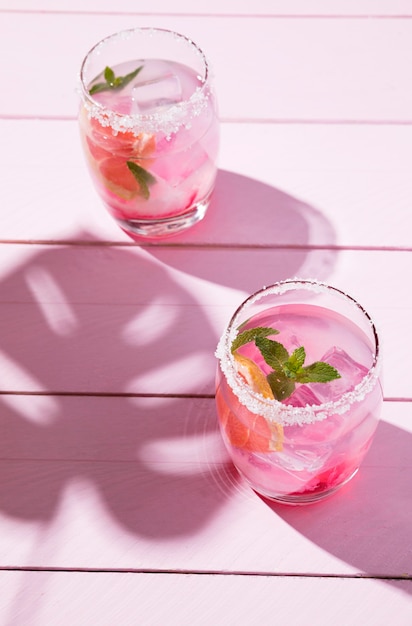 テーブルの上の冷たいイチゴ飲み物とガラス