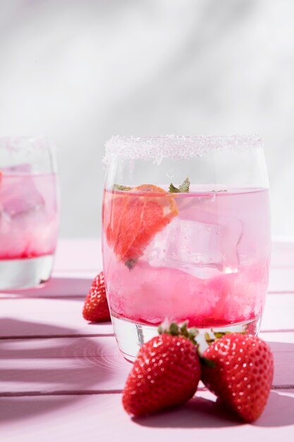차가운 딸기 맛 음료와 유리