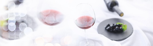 Бокал с виноградным красным полусухим вином. концепция дня святого валентина. подарок к празднику. сладкое игристое вино.