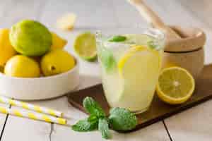 Бесплатное фото Стакан с лимонадом и мятой