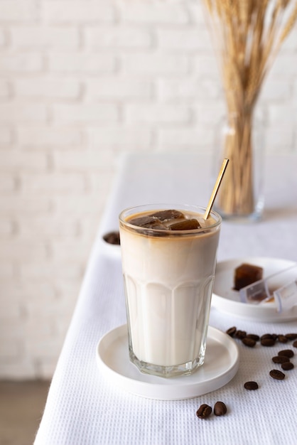 Бесплатное фото Стакан с молоком и шоколадом
