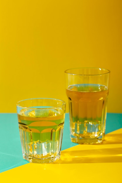 Glasses arrangement with beverages