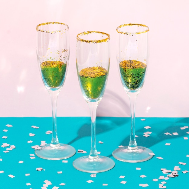 Foto gratuita disposizione dei bicchieri con drink e glitter