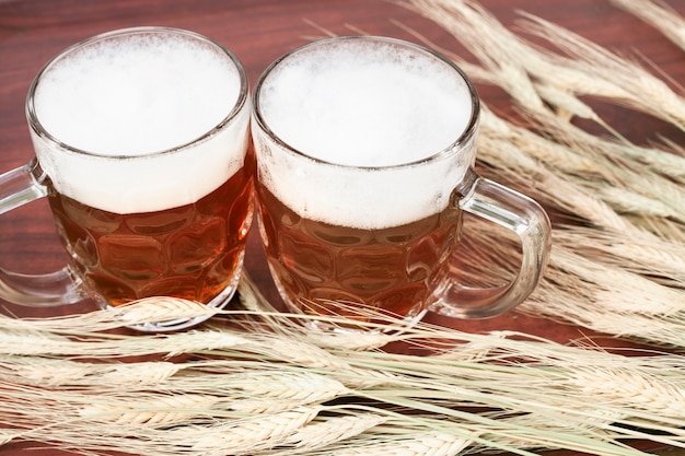 Foto gratuita bicchieri di birra con schiuma