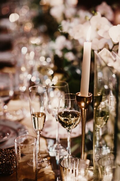 シャンパンのグラスがお祝いテーブルの上に立つ