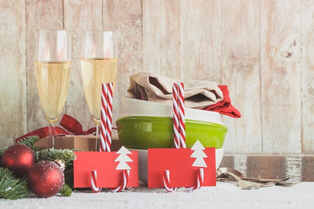 Бокалы шампанского с подарками и рождественские украшения