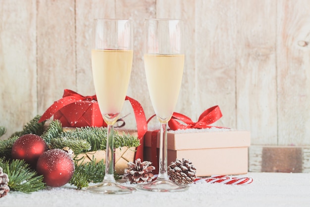 プレゼントやクリスマス装飾とシャンパンのグラス