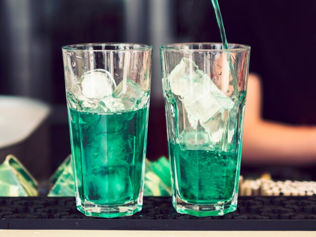 Очки красочного зеленого напитка