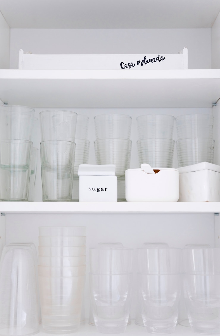 Free Photo glasses in cupboard