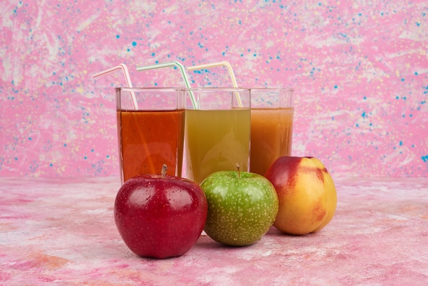 Free photo glasses of juice with apple and peach.