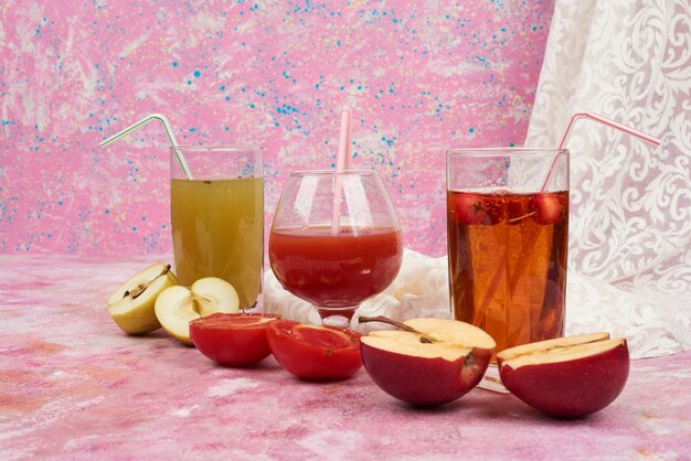 Стаканы сока с яблоком и помидором.