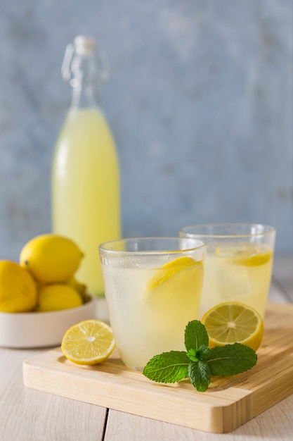 Free photo glasses of lemonade with mint