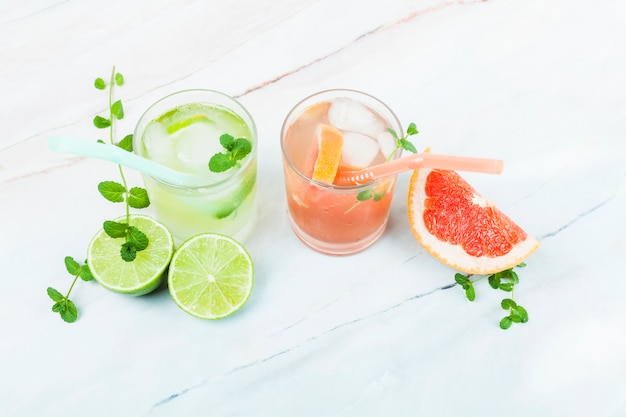 Glasses of lemonade with sliced fruit