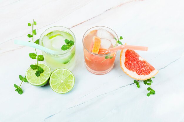 Glasses of lemonade with sliced fruit