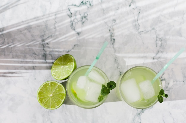 Free photo glasses of lime lemonade with mint