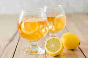 無料写真 レモンと飲み物のグラス