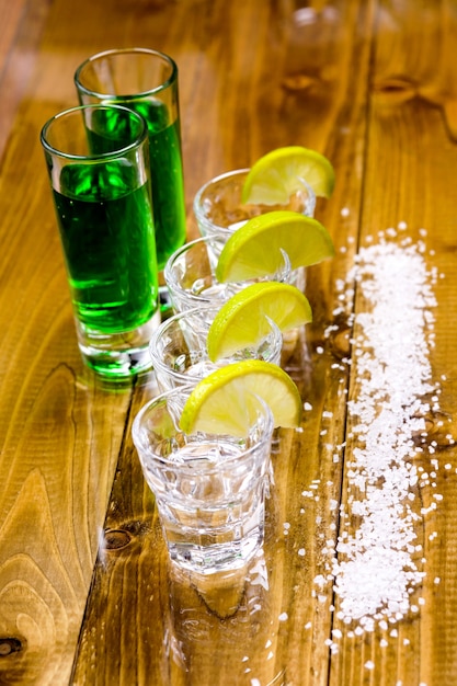 Foto gratuita bicchieri di tequila al bar