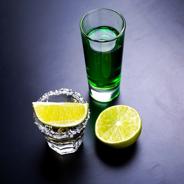 Foto gratuita bicchieri di tequila al bar