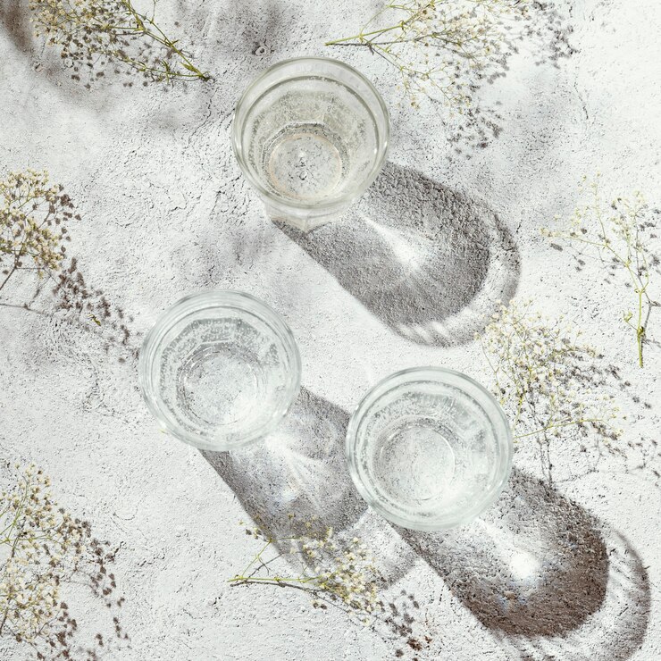 無料Photo テーブルの上の水のガラス