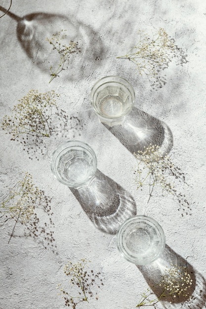 Foto gratuita bicchieri d'acqua sul tavolo
