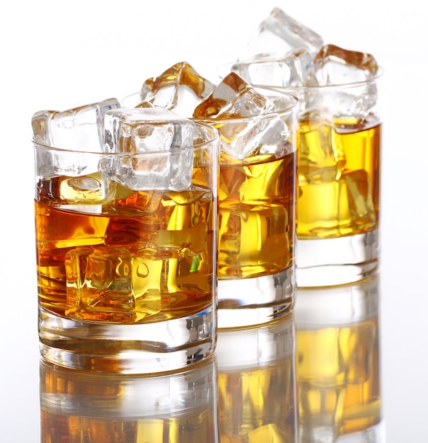 Foto gratuita bicchieri con whisky freddo