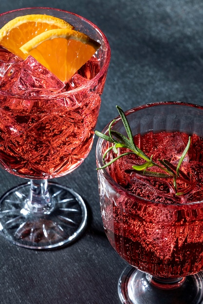 Foto gratuita bicchieri con bevande fruttate