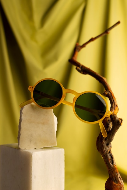 Foto gratuita occhiali con cornici arrotondate natura morta
