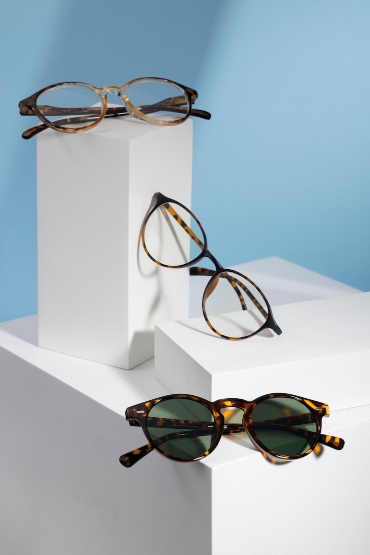 Free Photo glasses with slightly rounded frame