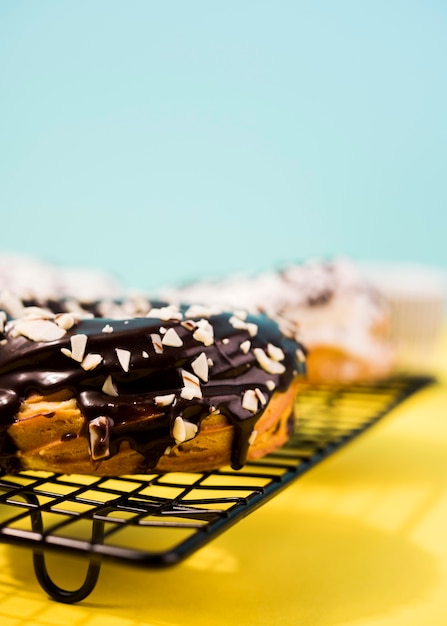 Бесплатное фото Пончик глазированный на решетке для торта
