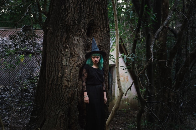 Мрачная ведьма в темном лесу