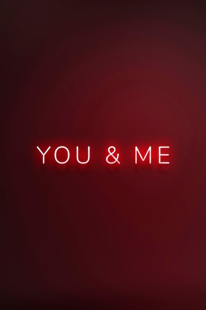 Бесплатное фото Светящаяся неоновая типографика you&me на красном фоне