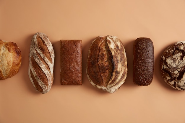 グルテンフリーの新鮮な有機パンは、甘味料や植物油を含まない、精製された小麦粉から作られた健康的な食材を使用しており、バランスの取れた食事の一部として使用できます。サワードウライ麦オーツ麦全粒粉パン