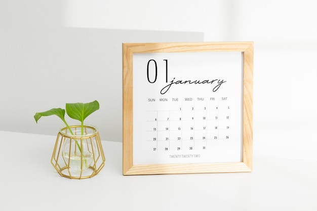 Free photo goal setting concept with calendar and plant