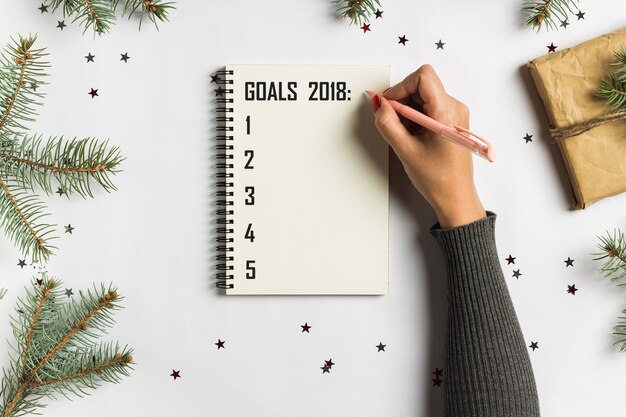 目標計画は、新年のクリスマスコンセプトライティングのためのリストをする夢を作る
