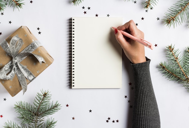 Free photo goals plans dreams make to do list for new year christmas concept writing