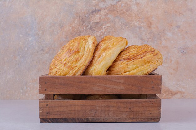 무료 사진 흰색 표면에 나무 쟁반에 고갈 빵