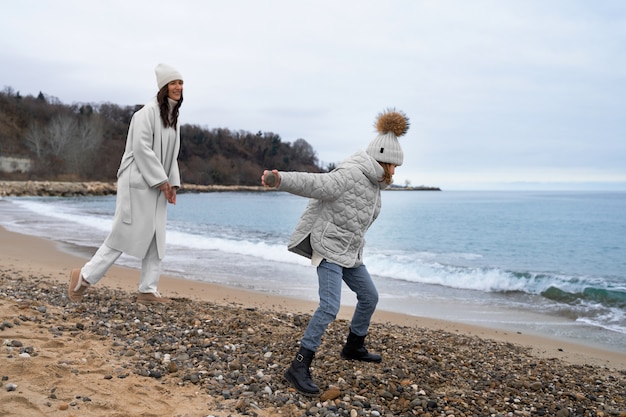 Foto gratuita andare a fare una passeggiata al mare in inverno