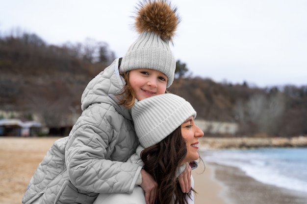 Foto gratuita andare a fare una passeggiata al mare in inverno